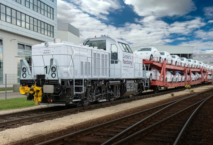 Four rings on rails: A new plug-in-hybrid-locomotive transports components and finished Audi models in a more climate-friendly way at the Audi plant in Ingolstadt.