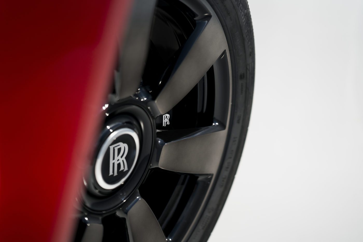 Massive brakes hide behind the floating center caps on the Rolls-Royce Cullinan