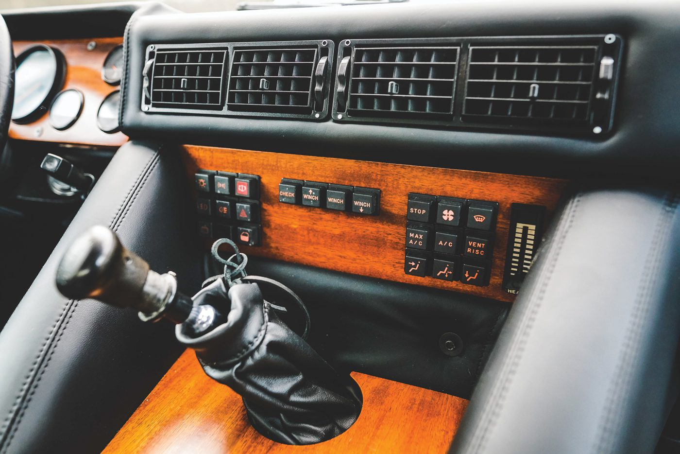 A five-speed transmission is standard on every Lamborghini LM002.