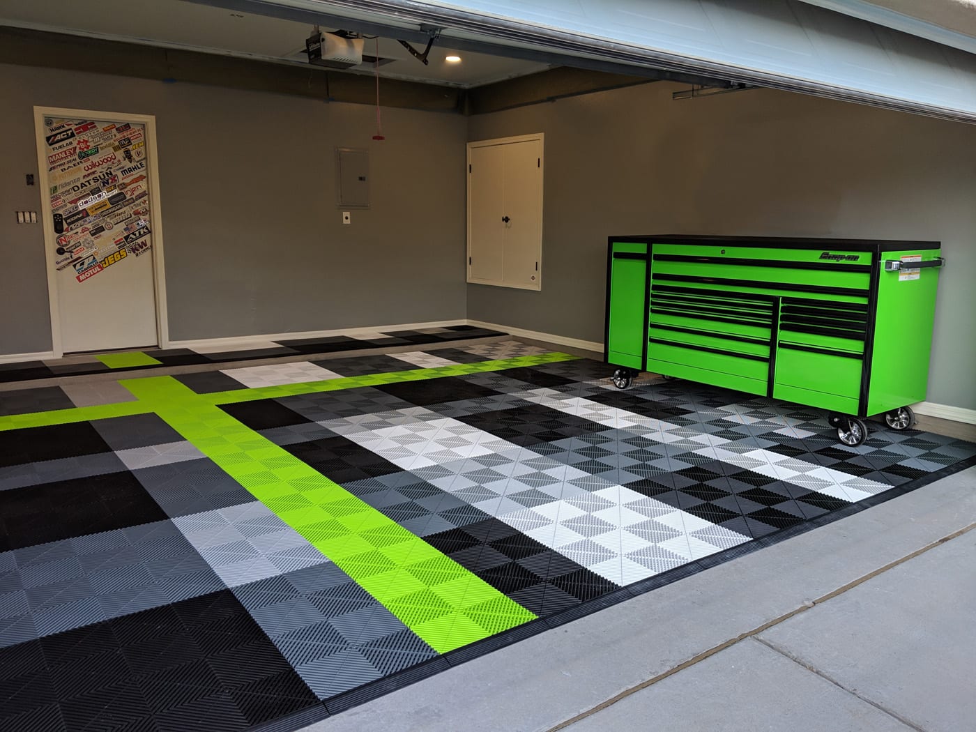 2019 02 Mendoza Garage RT Techno Green Burberry Pattern 4 EDITED